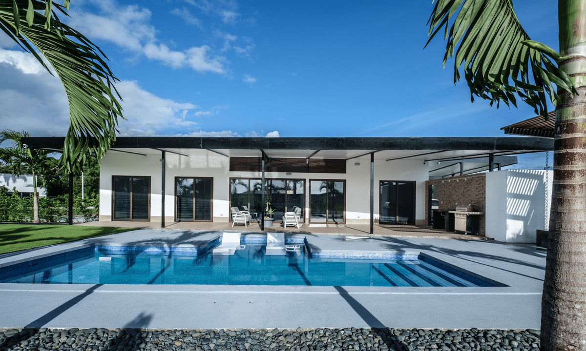 Fiberglass vs. Concrete Pools in Panama – What’s Best for Your Home?