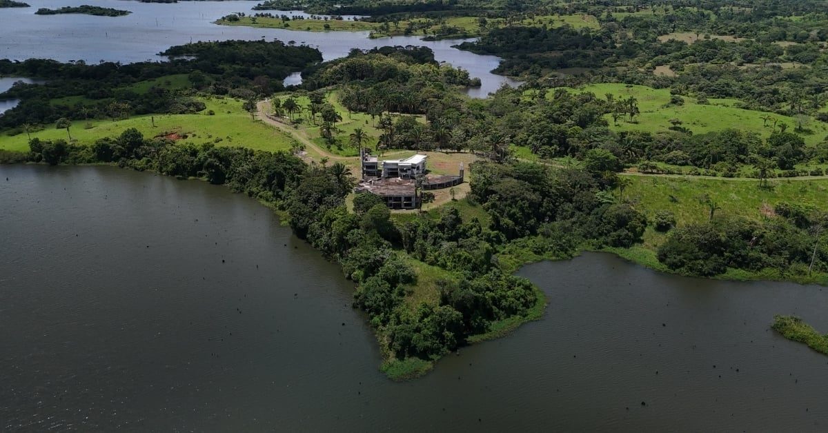 Aerial view of ChiQ Villa Gatun on its private peninsula in Gatun Lake, Arenosa