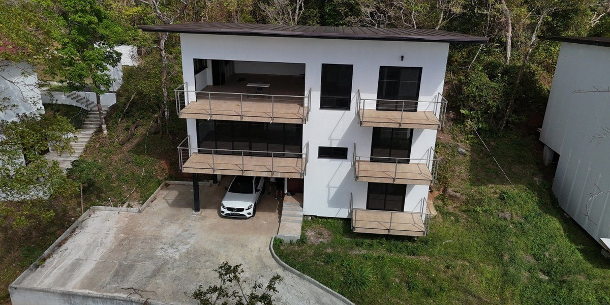 Yuma 48: three-level FRESH residence with balconies on every floor and covered parking